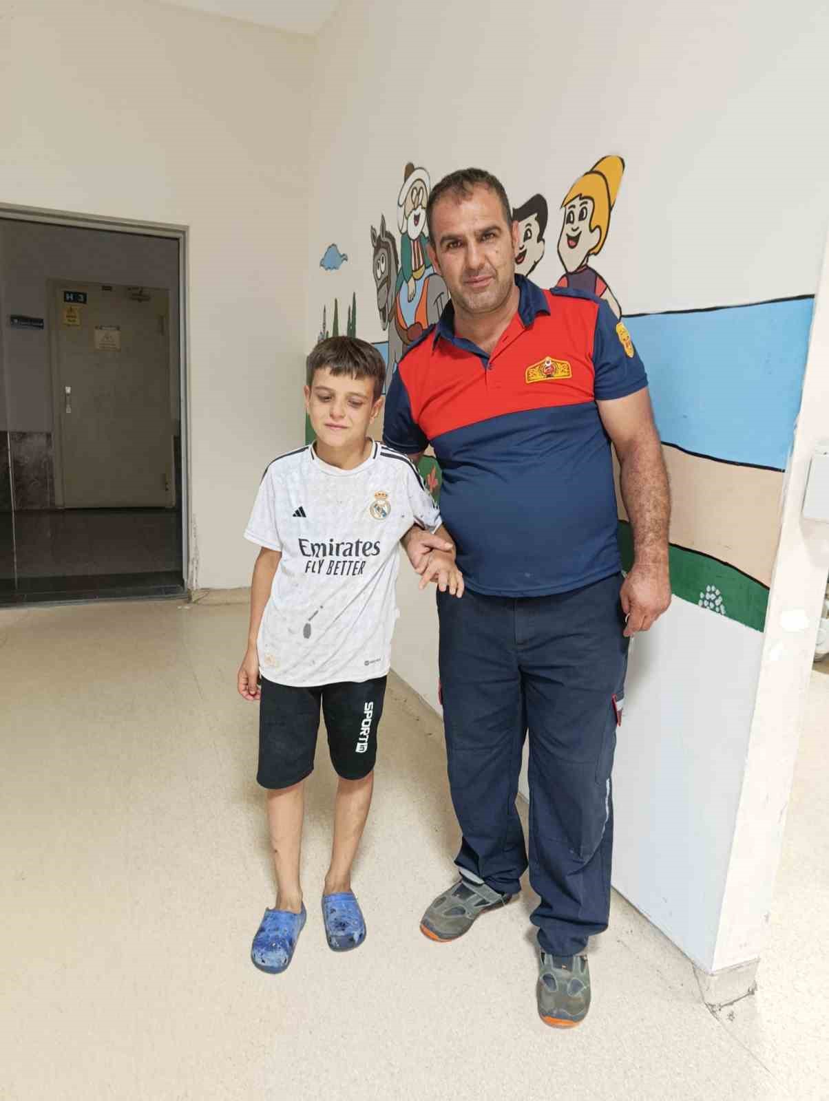 Çocuğun demir boruya sıkışan parmağını kurtarmak için itfaiye seferber oldu 