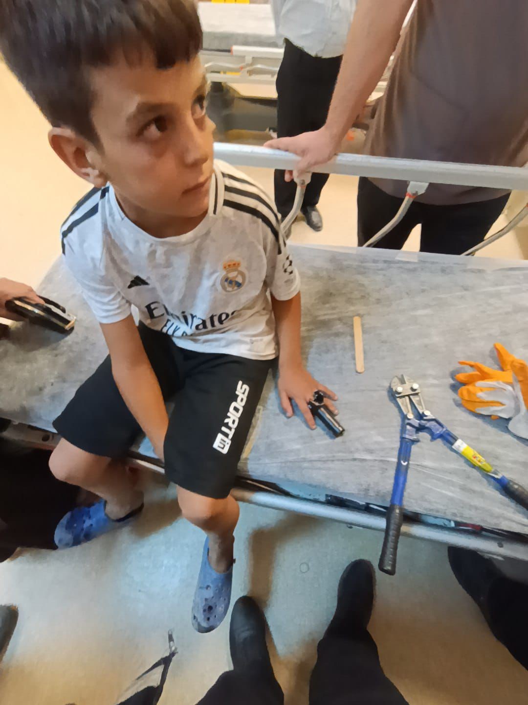 Çocuğun demir boruya sıkışan parmağını kurtarmak için itfaiye seferber oldu 