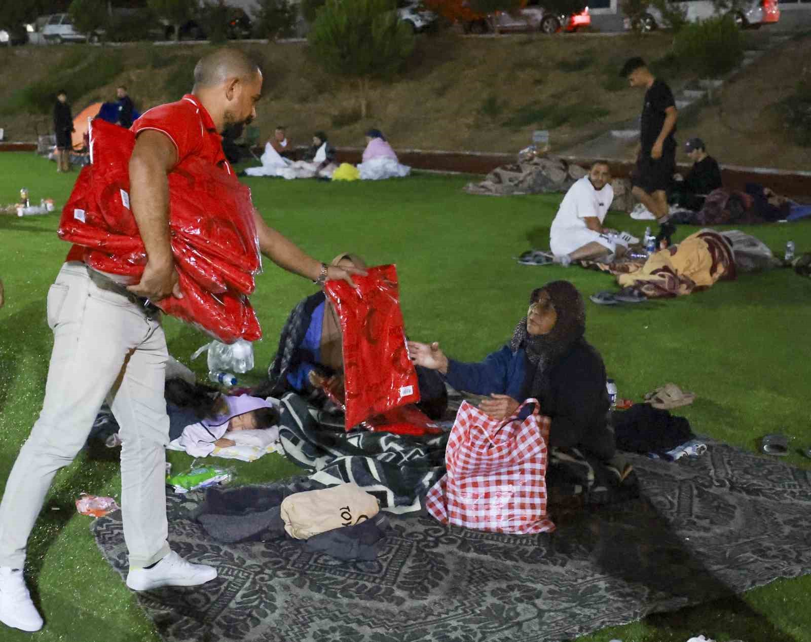 Türk Kızılay deprem bölgesi Sındırgı’da 198 kişilik ekibiyle görevde 