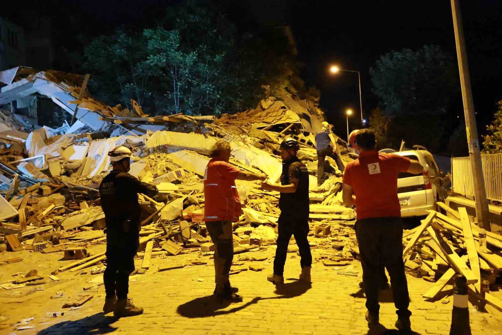 Türk Kızılay deprem bölgesi Sındırgı’da 198 kişilik ekibiyle görevde 