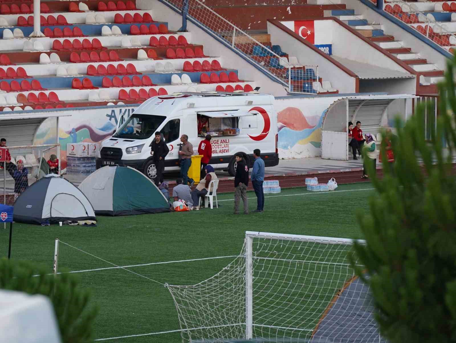 Türk Kızılay deprem bölgesi Sındırgı’da 198 kişilik ekibiyle görevde 