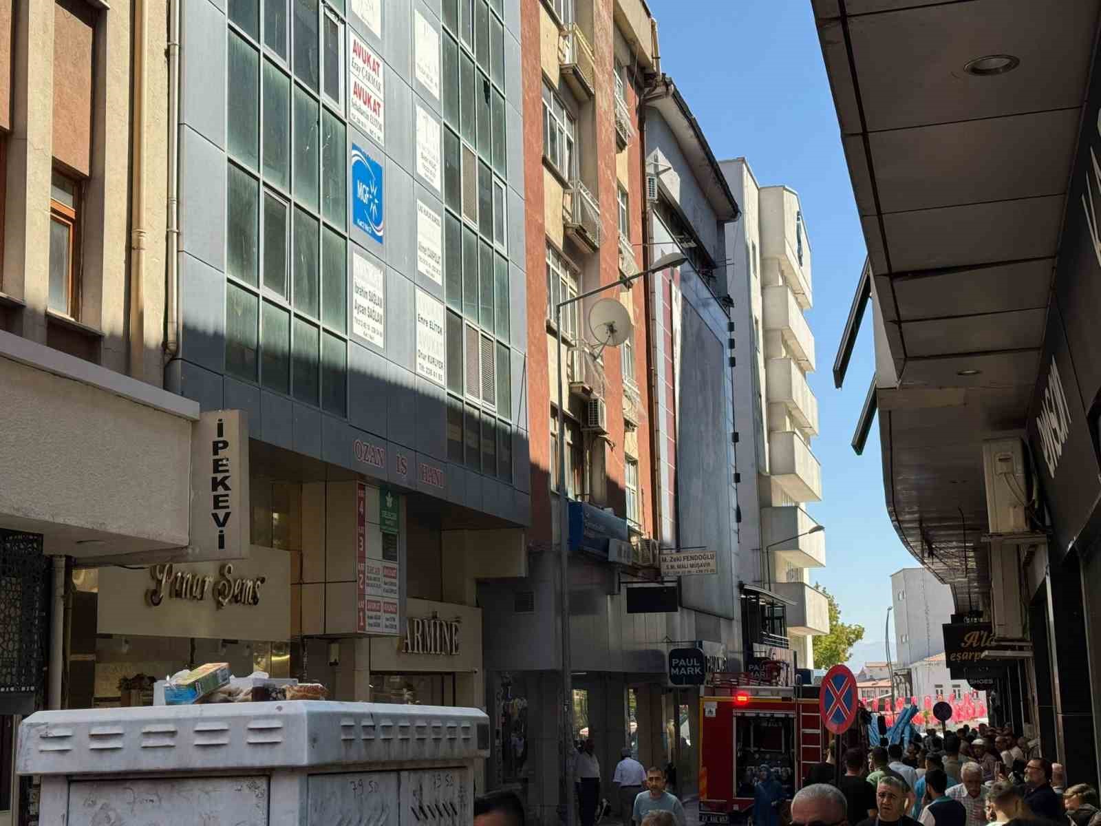 Elazığ’da apartman dairesinde korkutan yangın 