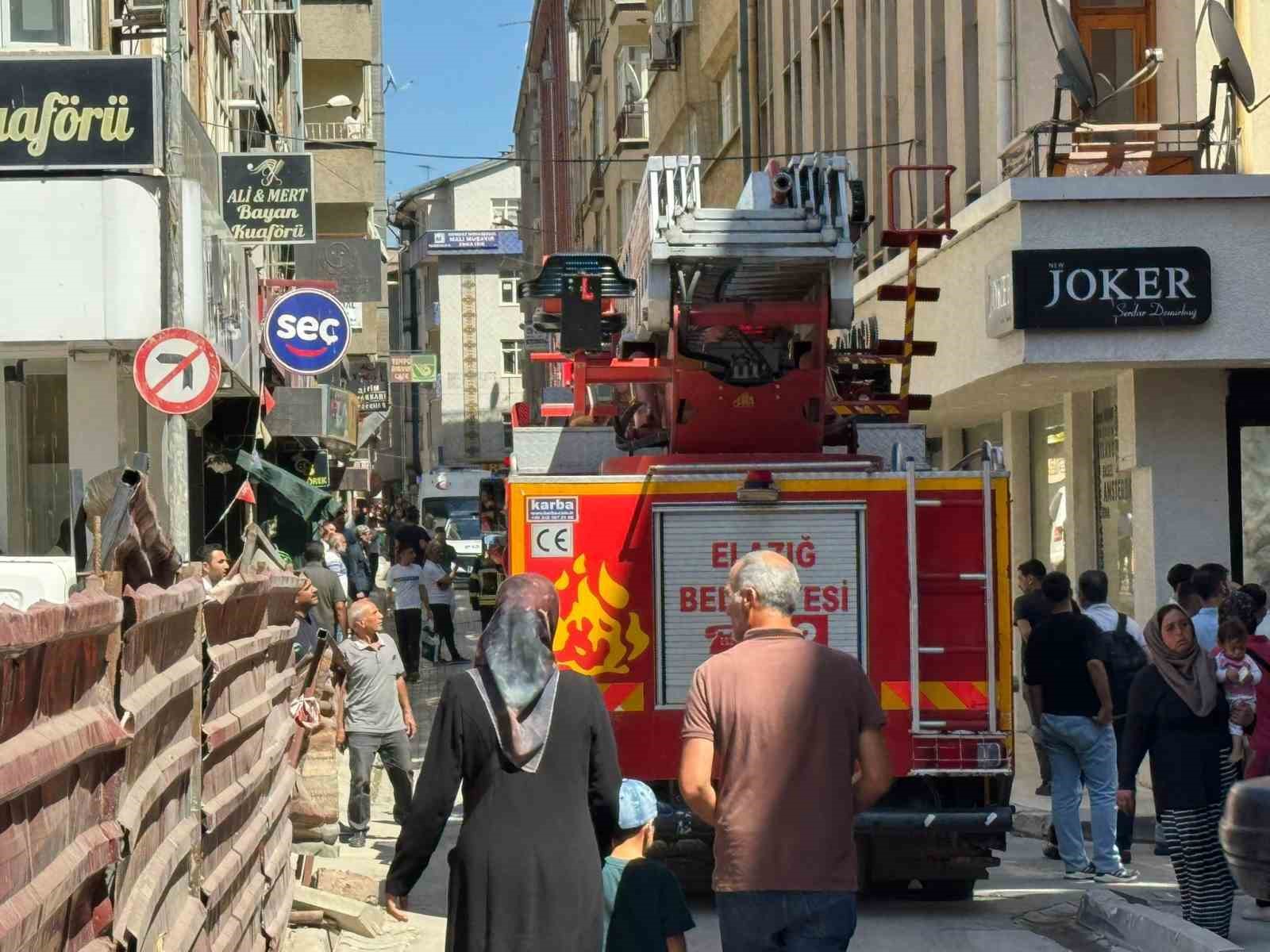 Elazığ’da apartman dairesinde korkutan yangın 