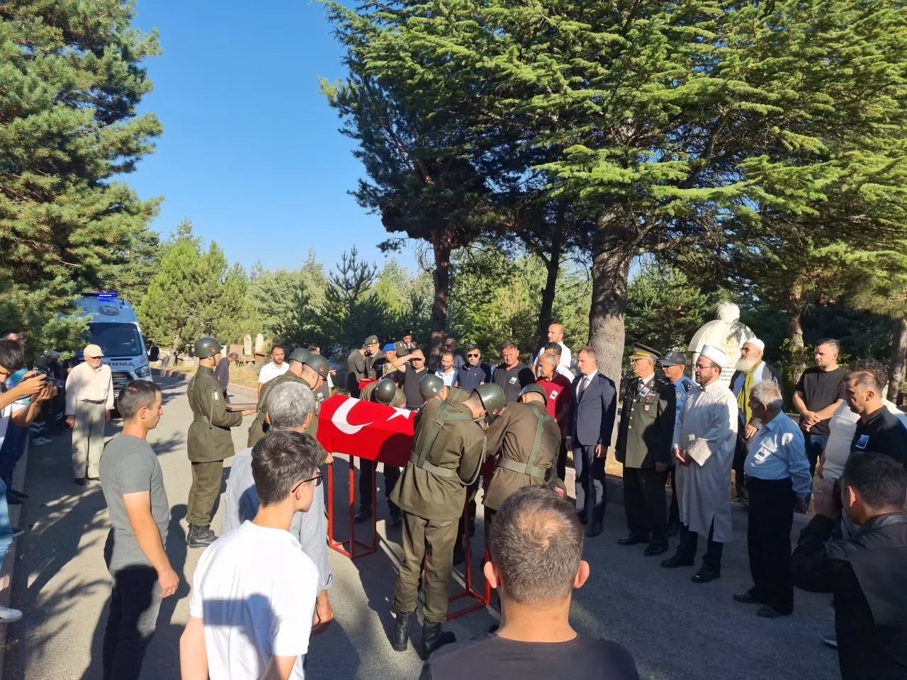 Genç yaşta hayatını kaybeden Bolulu asker son yolculuğuna uğurlandı 
