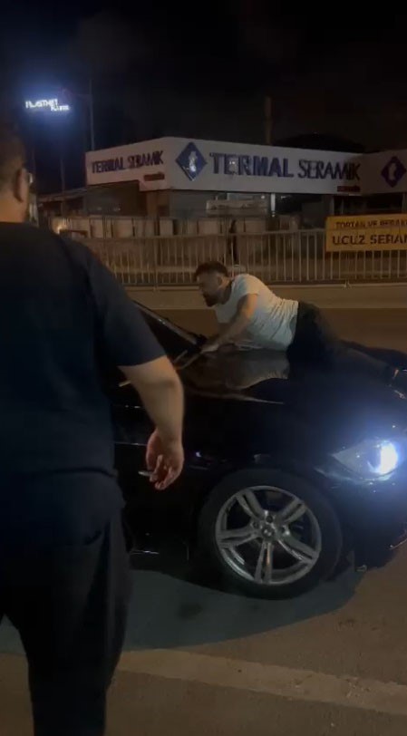 Ataşehir’de kıskançlık krizi: Aracın kaputuna yatıp kalkmadı 