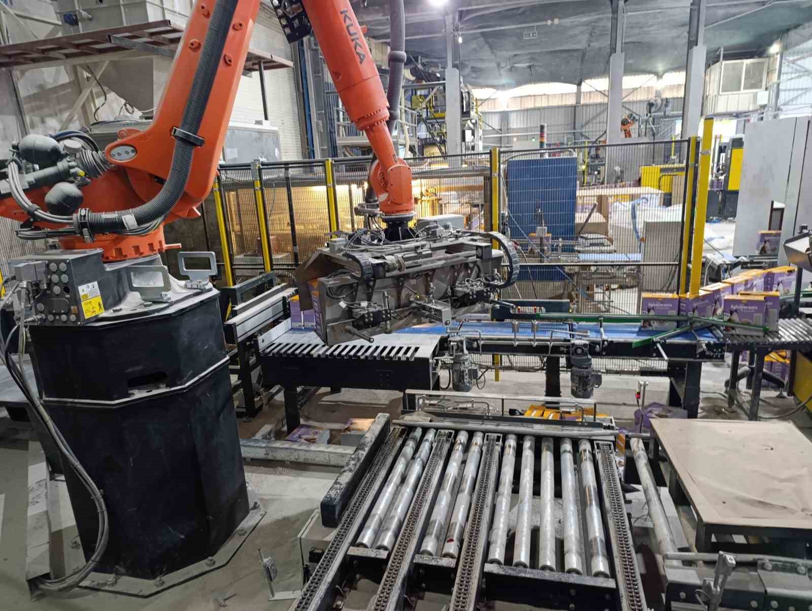 Fabrikada palet makinesine sıkışan işçi ağır yaralandı 