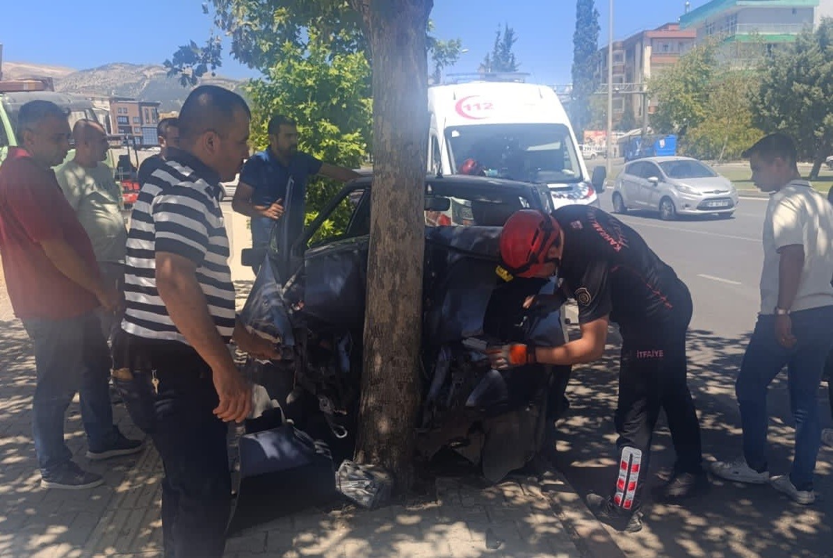 Otomobil ağaca çarptı, sürücü yaralandı