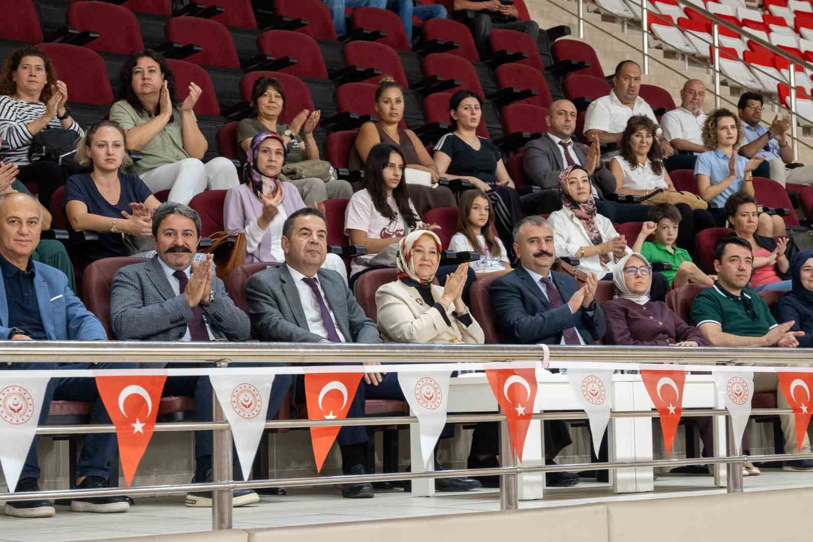 Bakan Yardımcısı Yenigün, Eskişehir’de voleybol şampiyonası açılışına katıldı 