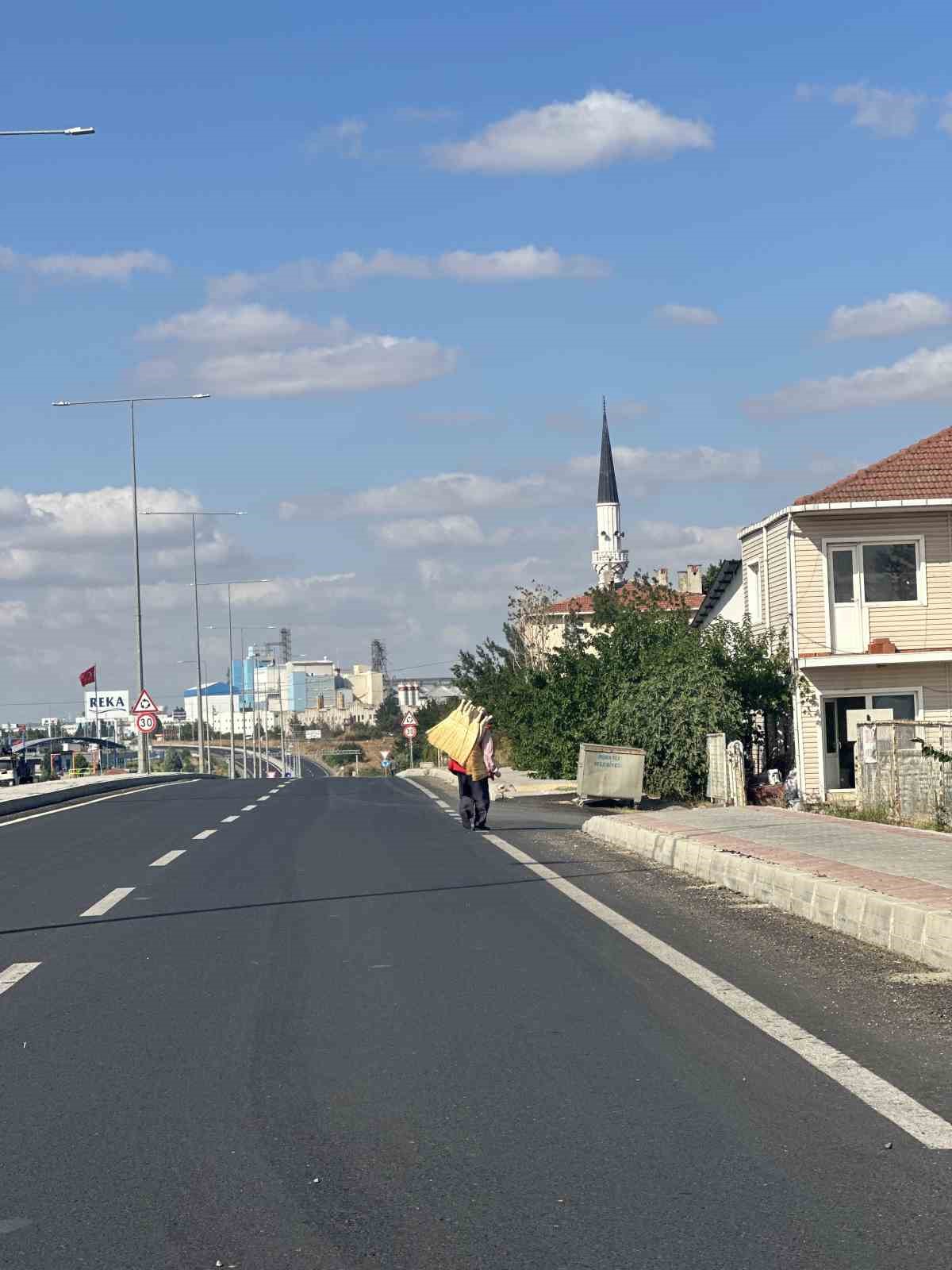 56 yıldır yollarda süpürge satarak geçimini sağlıyor 