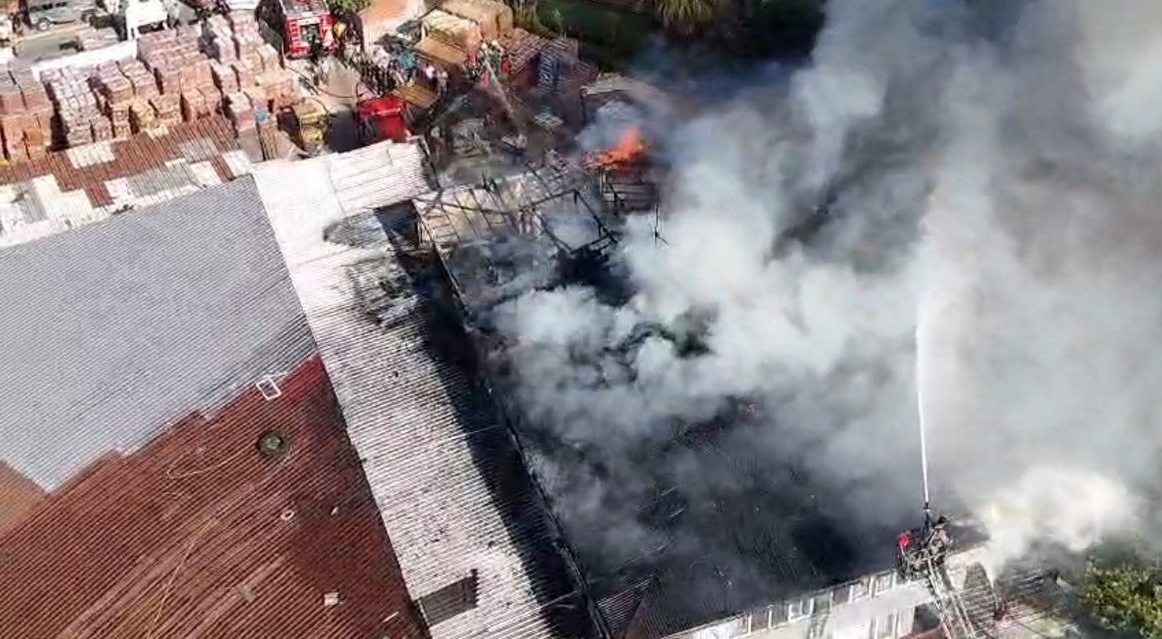 Beykoz’da çatı katında çıkan yangın korkuttu 