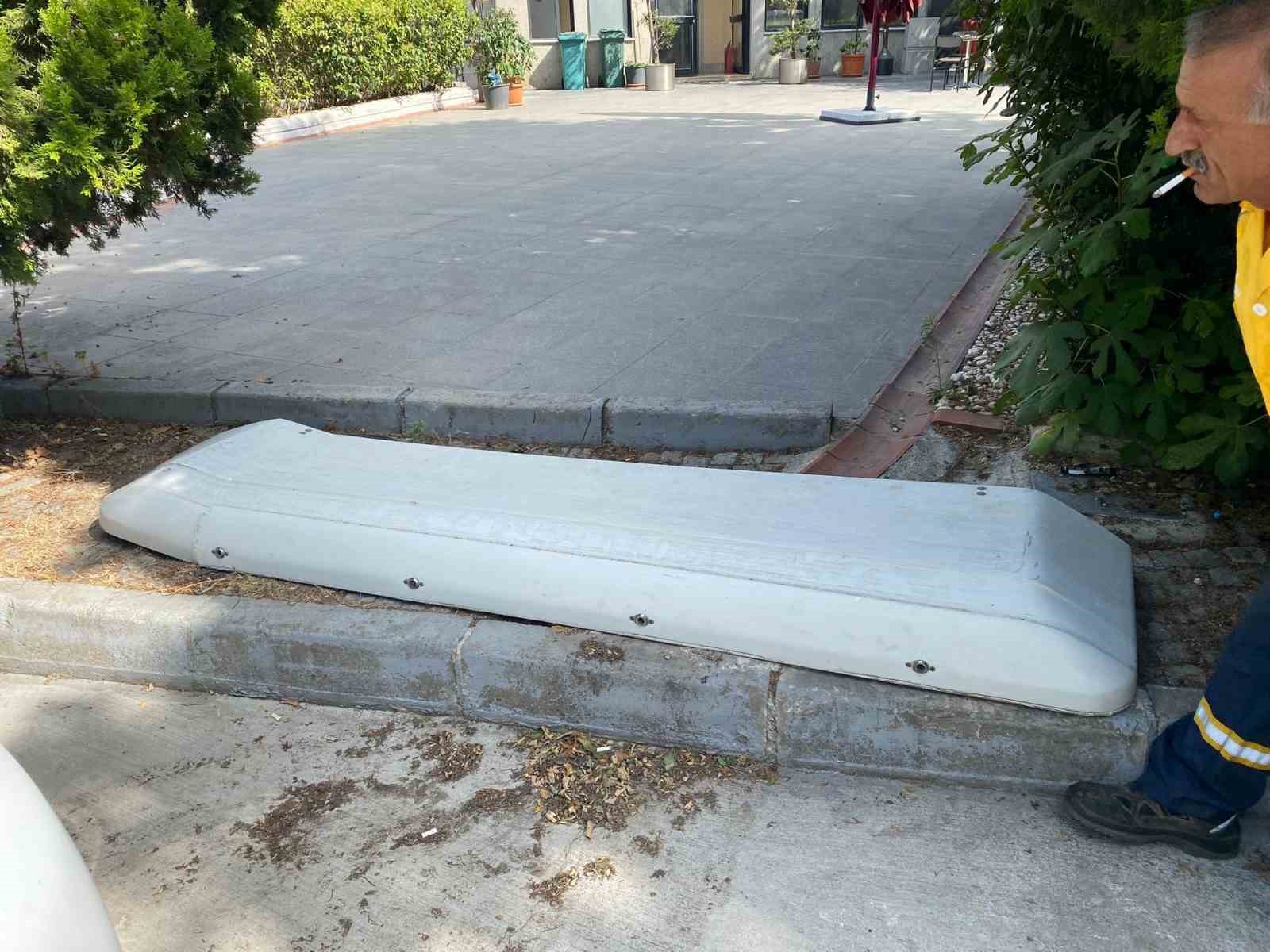 Arnavutköy’de İETT otobüsünün havalandırma kapağı uçtu: Bir vatandaş faciadan döndü 