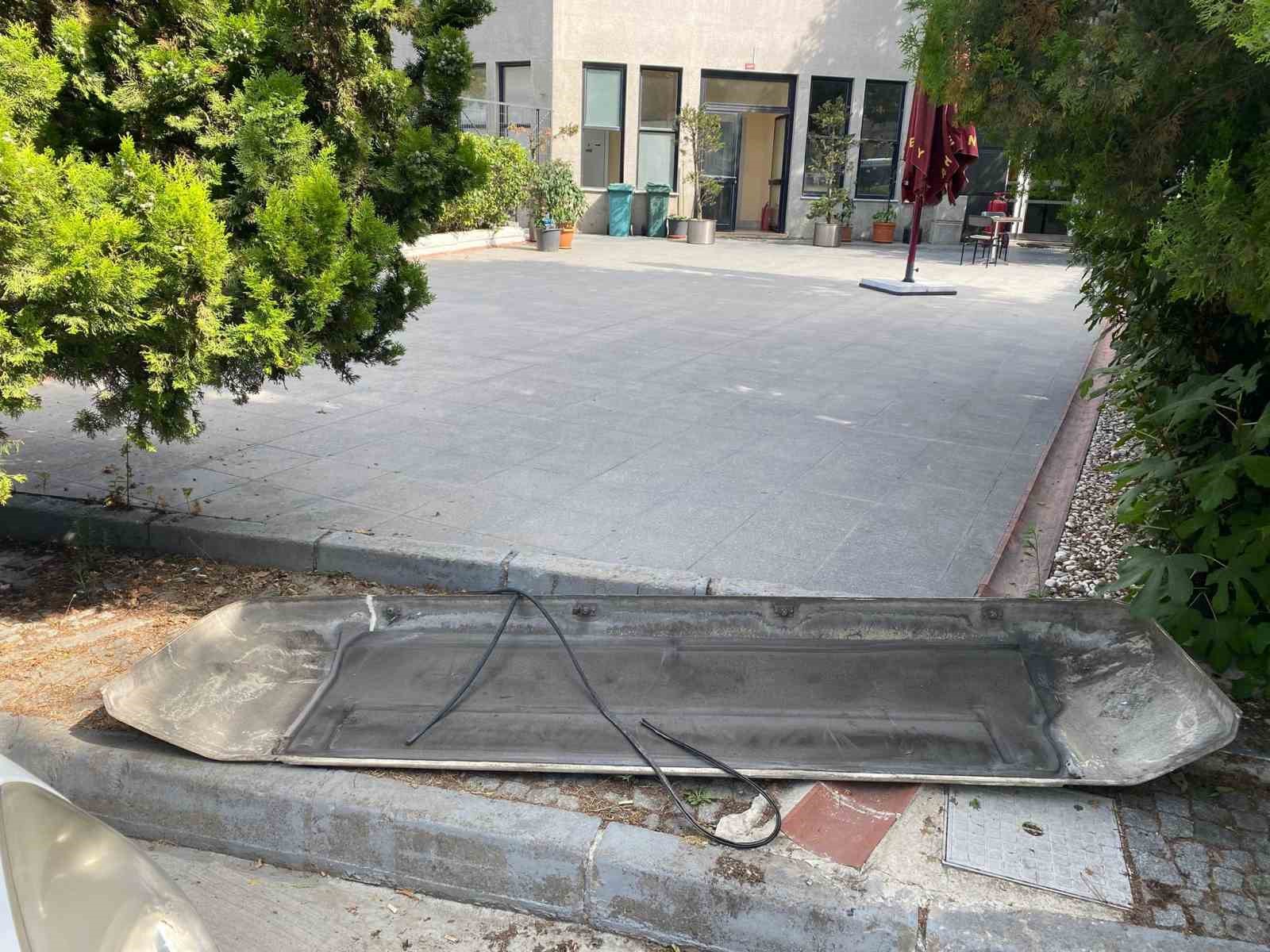 Arnavutköy’de İETT otobüsünün havalandırma kapağı uçtu: Bir vatandaş faciadan döndü 