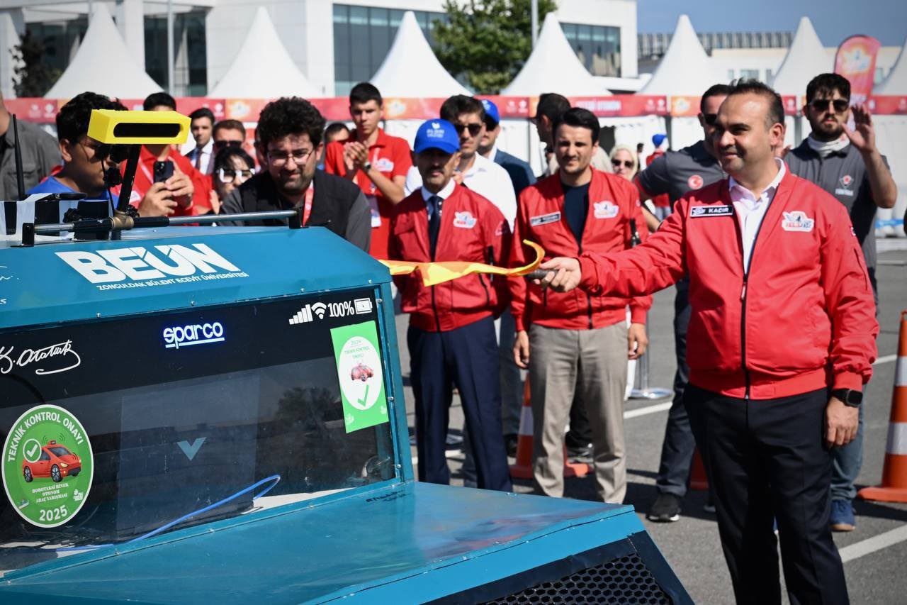 Bakan Kacır’dan TEKNOFEST’e 7’den 77’ye davet: 