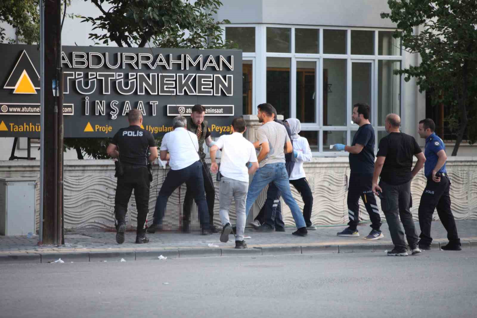 Bıçağı boğazına dayadı, polis ekipleri müdahale etti 