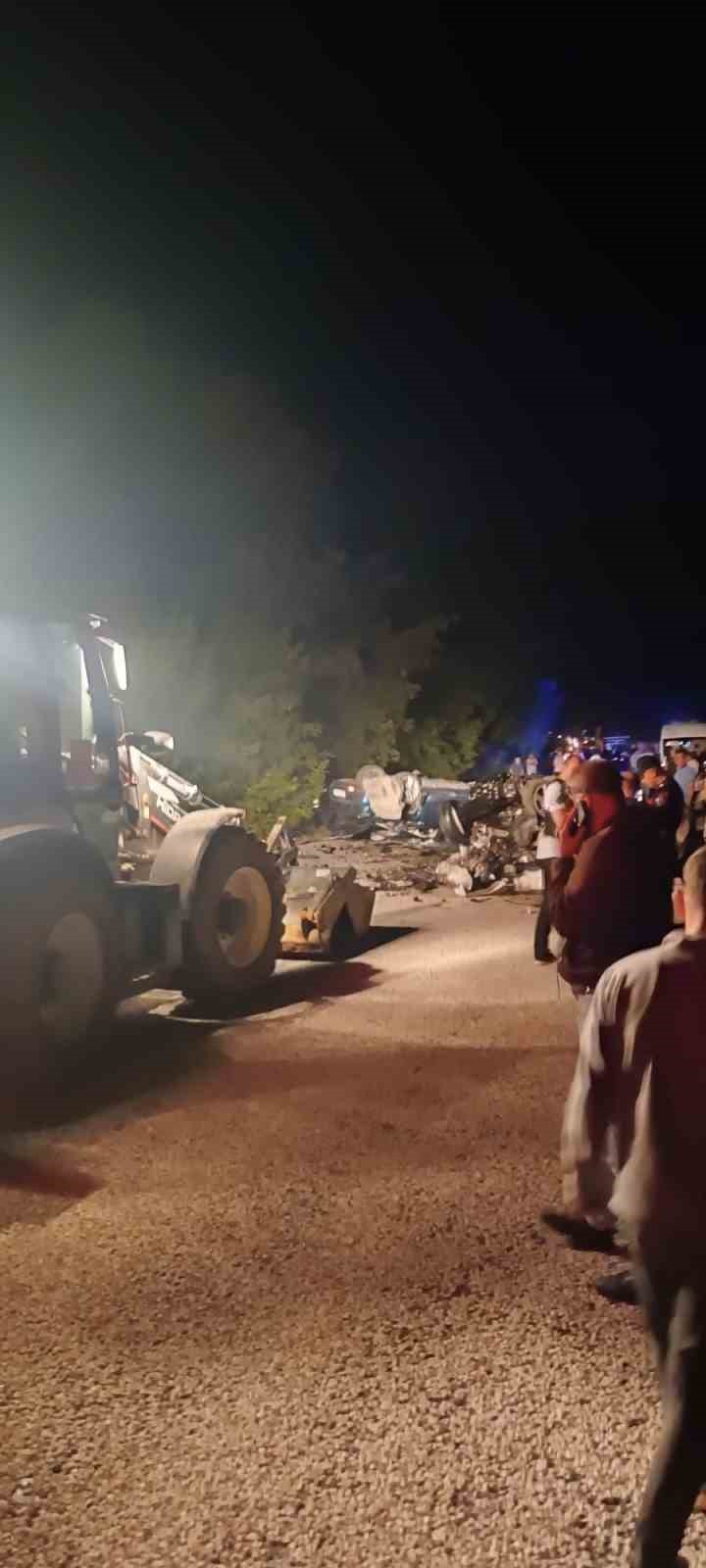 Çanakkale’de iki araç kafa kafaya çarpıştı: 6 ölü 