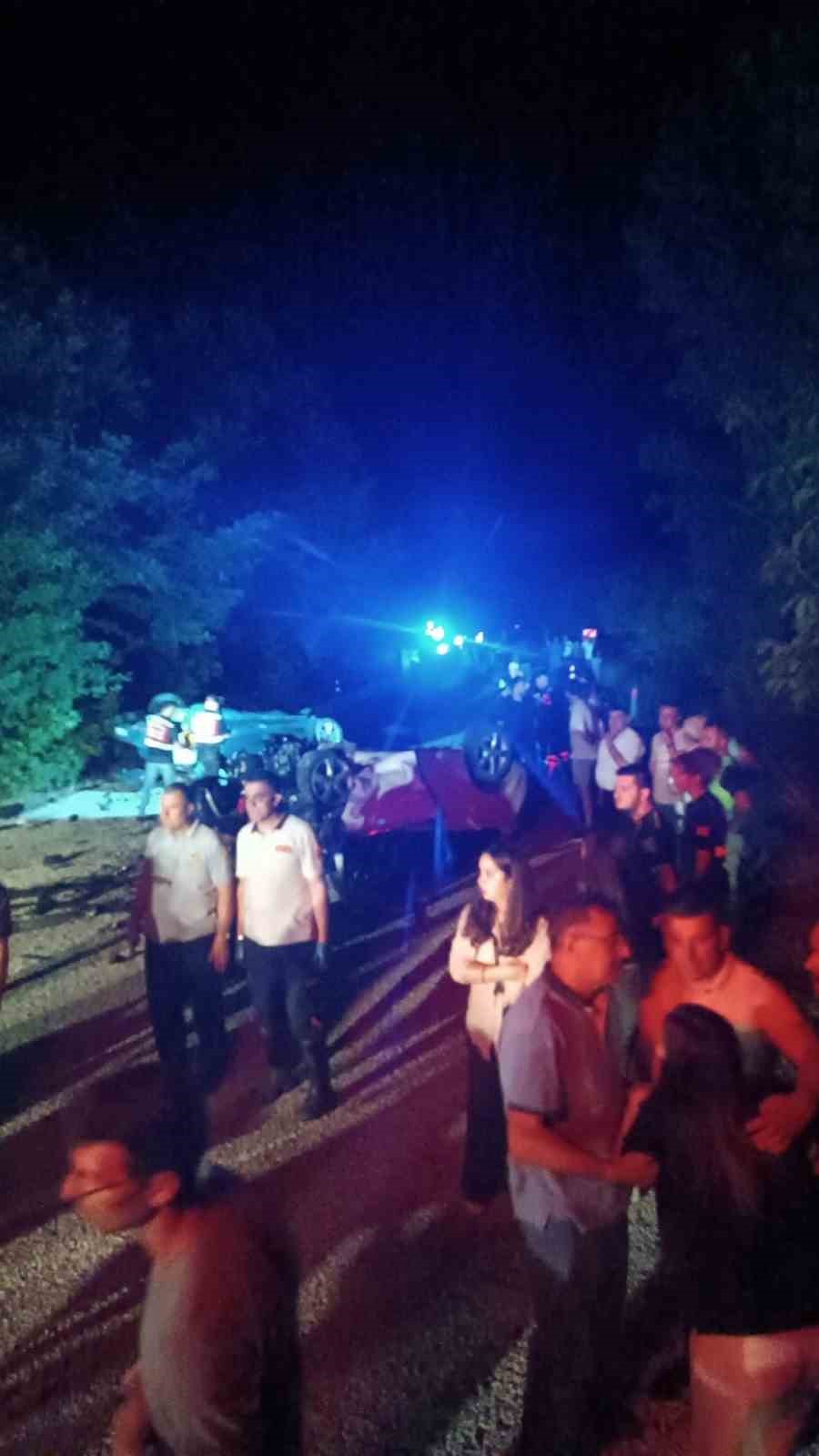 Çanakkale’de iki araç kafa kafaya çarpıştı: 6 ölü 