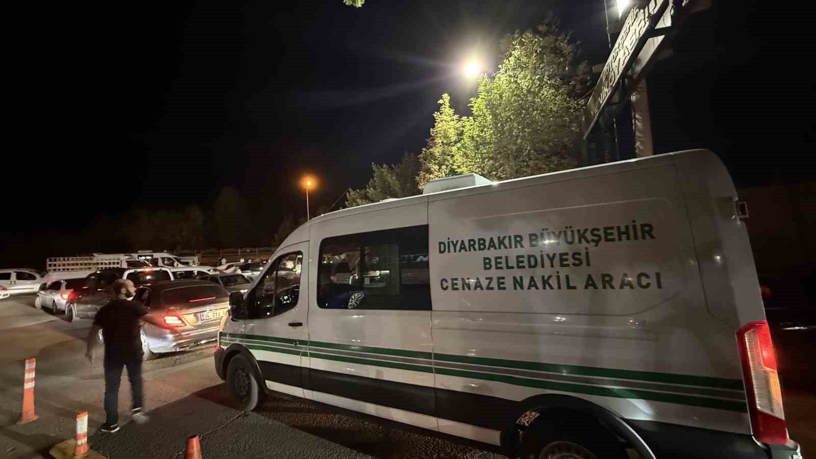 112 personeli, kanalda boğulan oğlunu son yolculuğuna uğurladı 