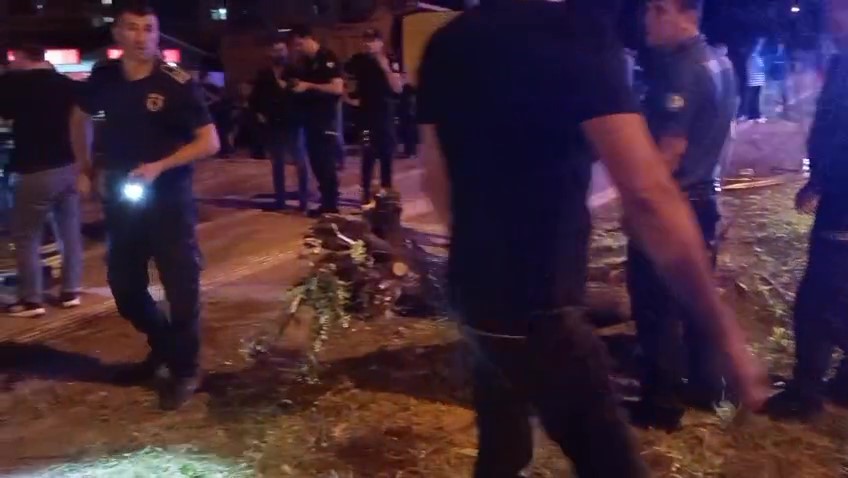 Amasya’da otomobil çarptığı ağacı kökünden söktü: 2 yaralı 