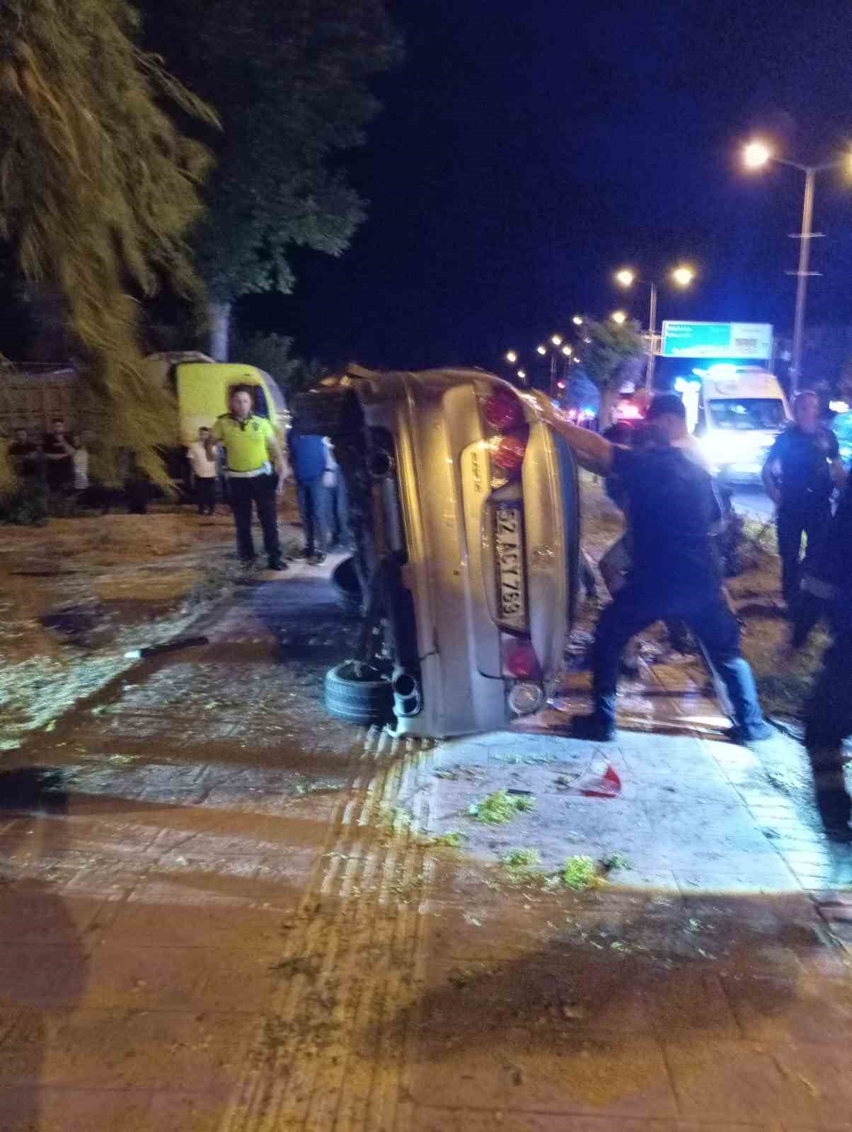 Amasya’da otomobil çarptığı ağacı kökünden söktü: 2 yaralı 