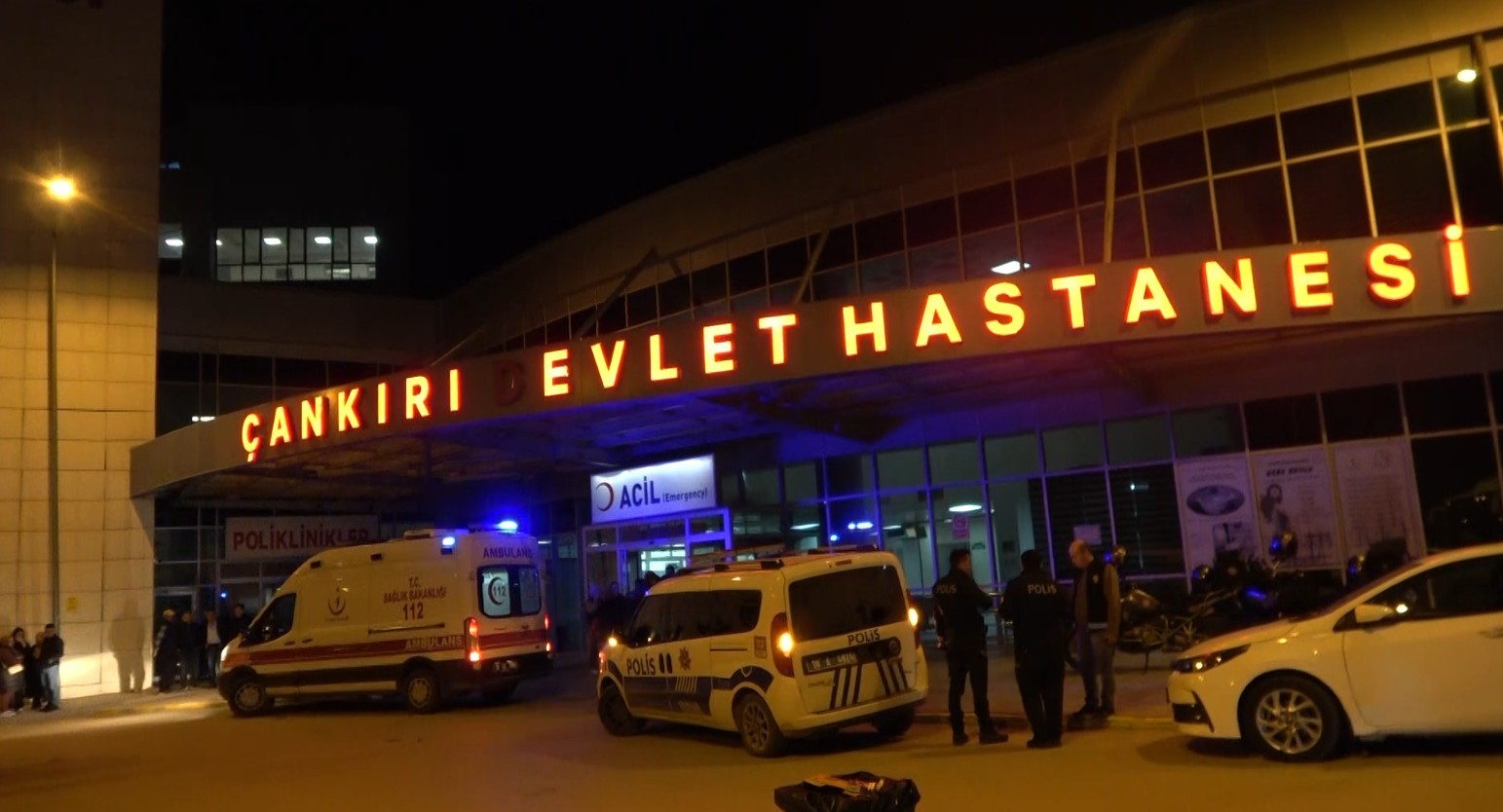 İzinsiz tezgah tartışması kanlı bitti: 2 zabıta memuru yaralandı 