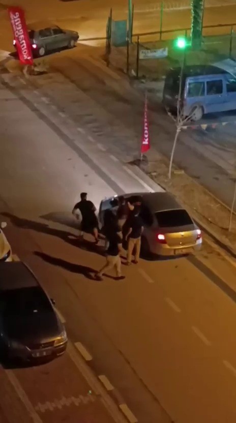 Yolunu kestikleri sürücüyü araçta darp ettiler 