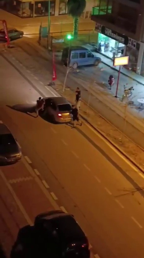 Yolunu kestikleri sürücüyü araçta darp ettiler 