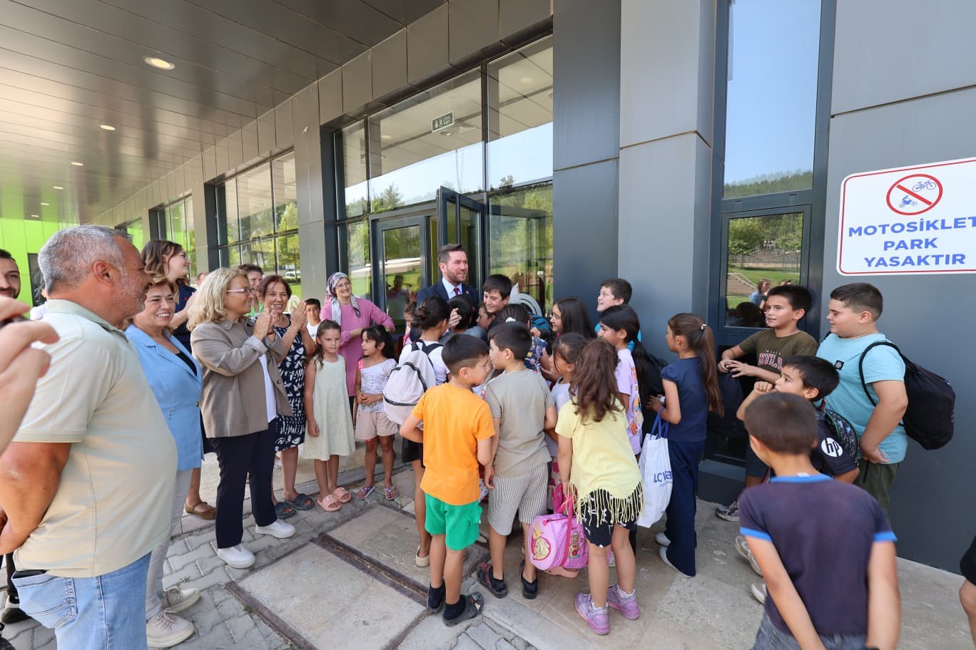 Başkan Tatık kırsaldaki çocukların yüzme öğrenmesini sağlıyor 
