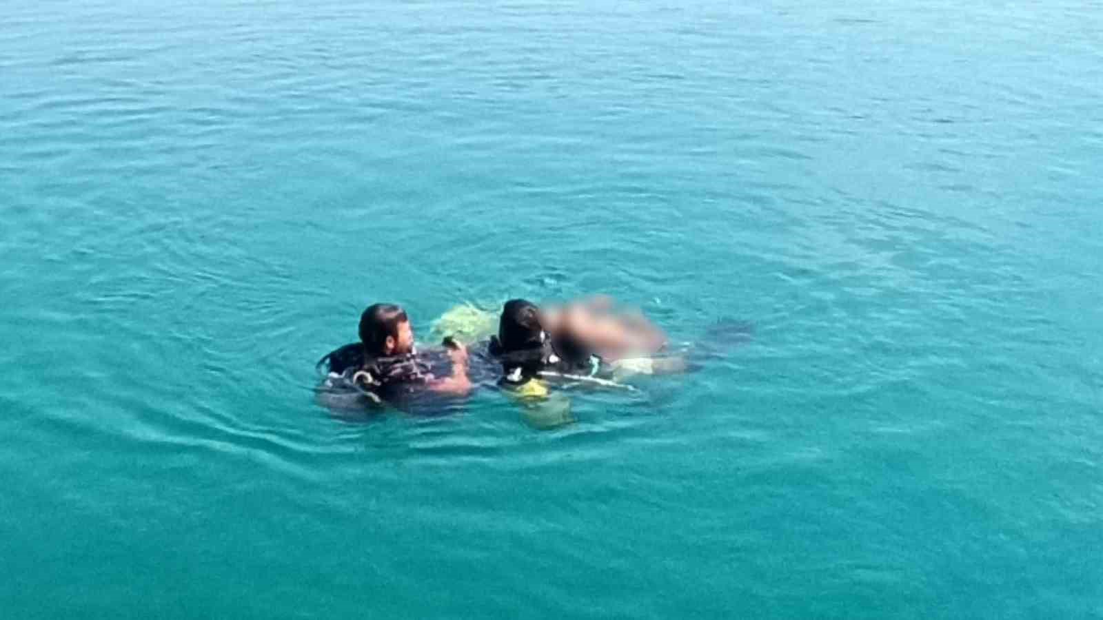 Ölüme balıklama atlayan adam yaşamını yitirdi geriye sadece olay anı görüntüleri kaldı 