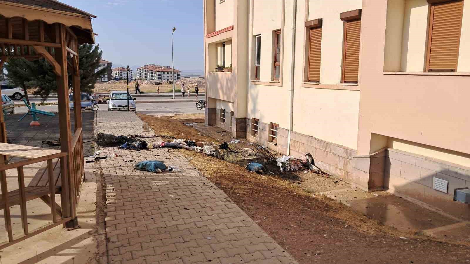 Karaman’da apartmanın son katında korkutan yangın 