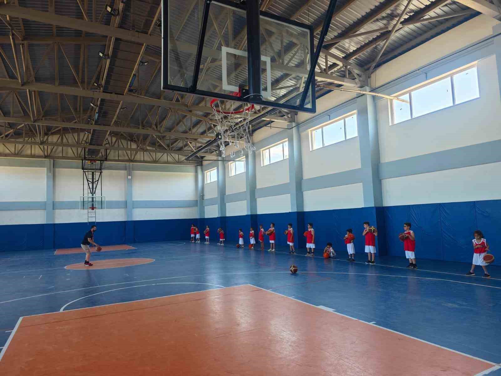 Vanlı minikler basketbol ile yaz tatillerini değerlendiriyor 