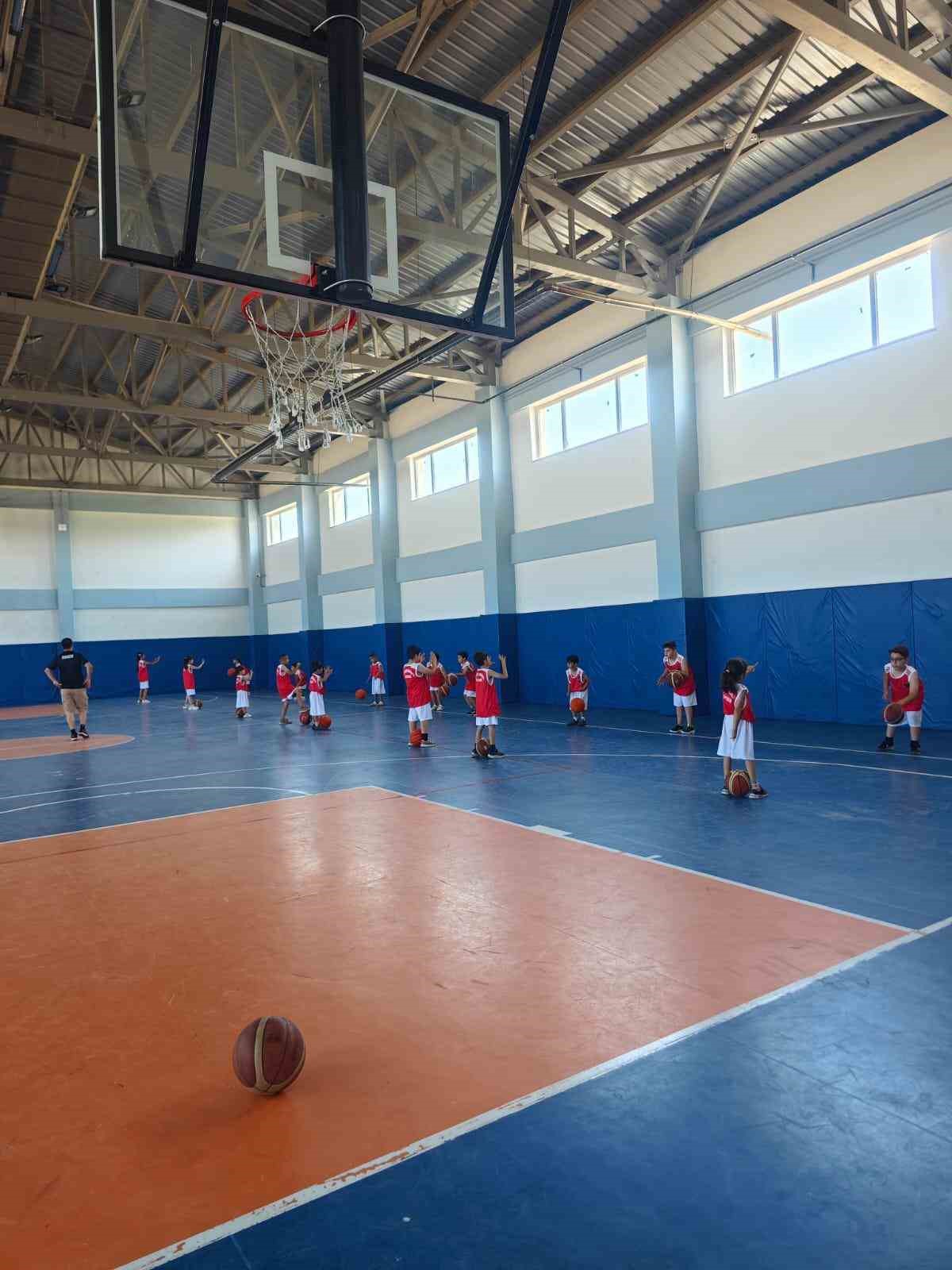 Vanlı minikler basketbol ile yaz tatillerini değerlendiriyor 