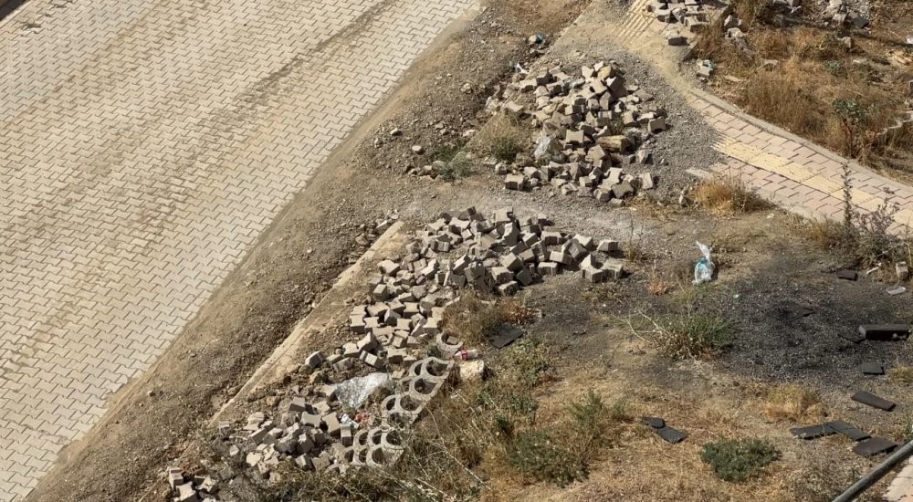 Kaldırımlarda bırakılan moloz yığınları tepkilere neden oldu 