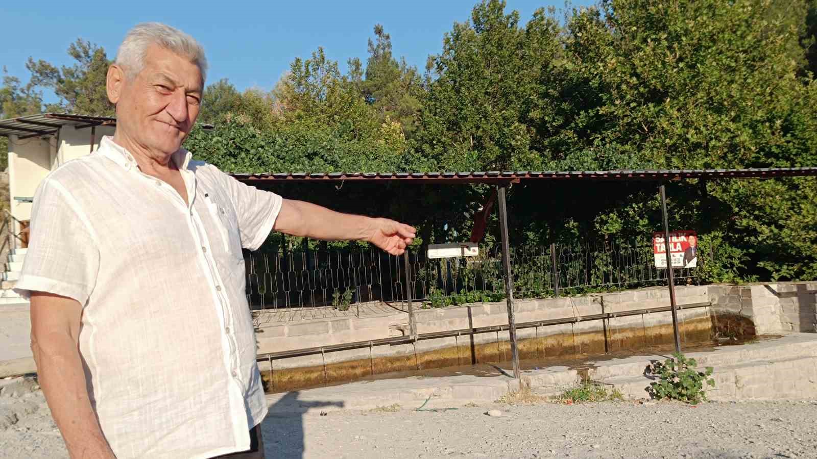 Yaralı Pınar kaynak suyu yıllardır boşa akıyor 