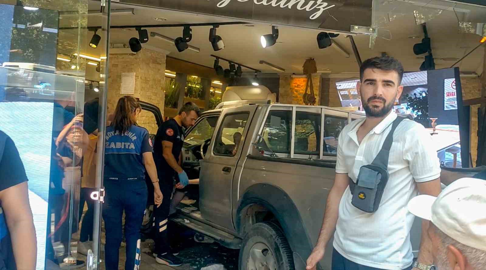 Sürücünün tansiyonu düştü, araç önündeki araca çarpıp mağazaya daldı 