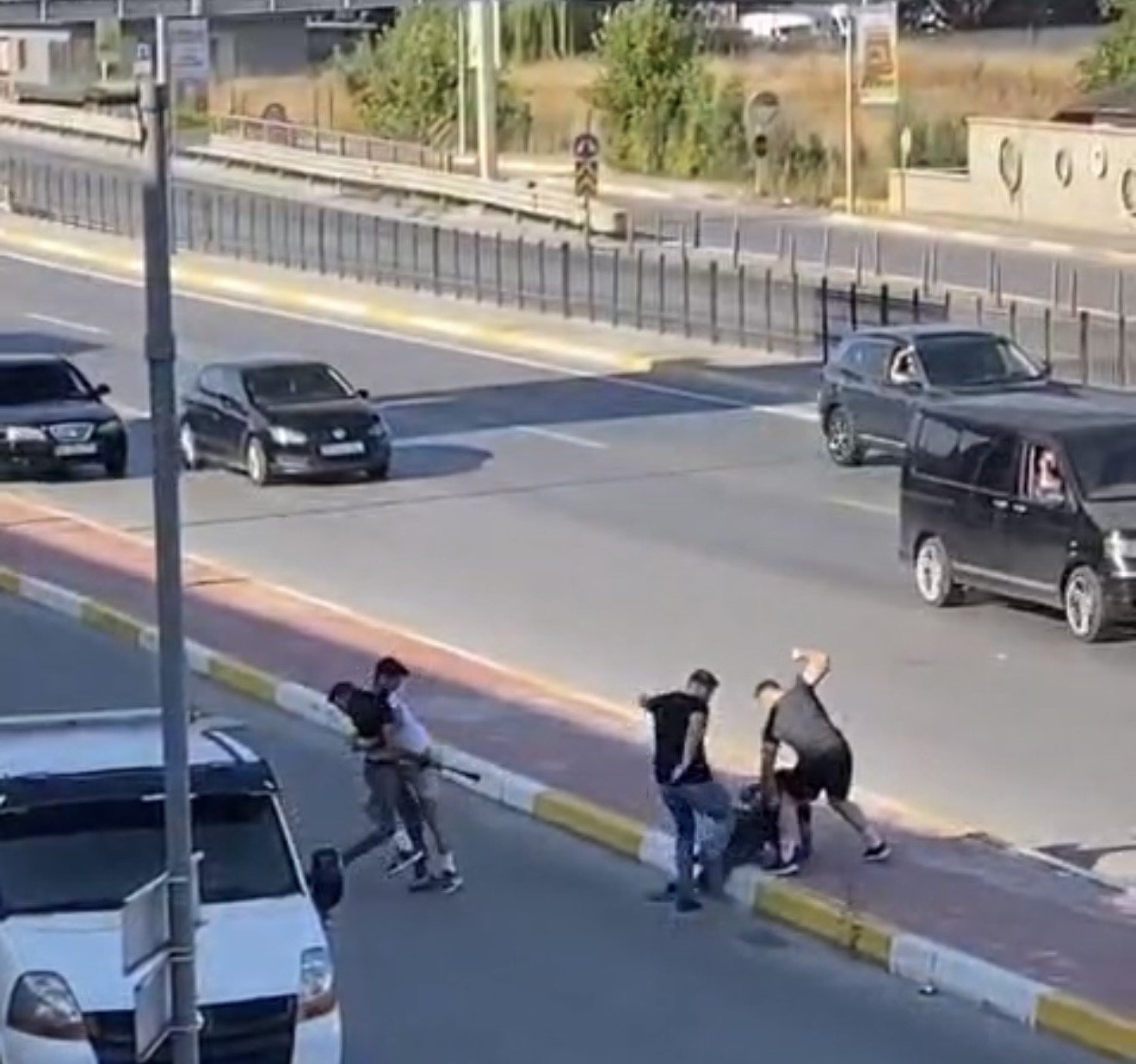 Cadde ortasında çekiç ve sopalı kavga kamerada 