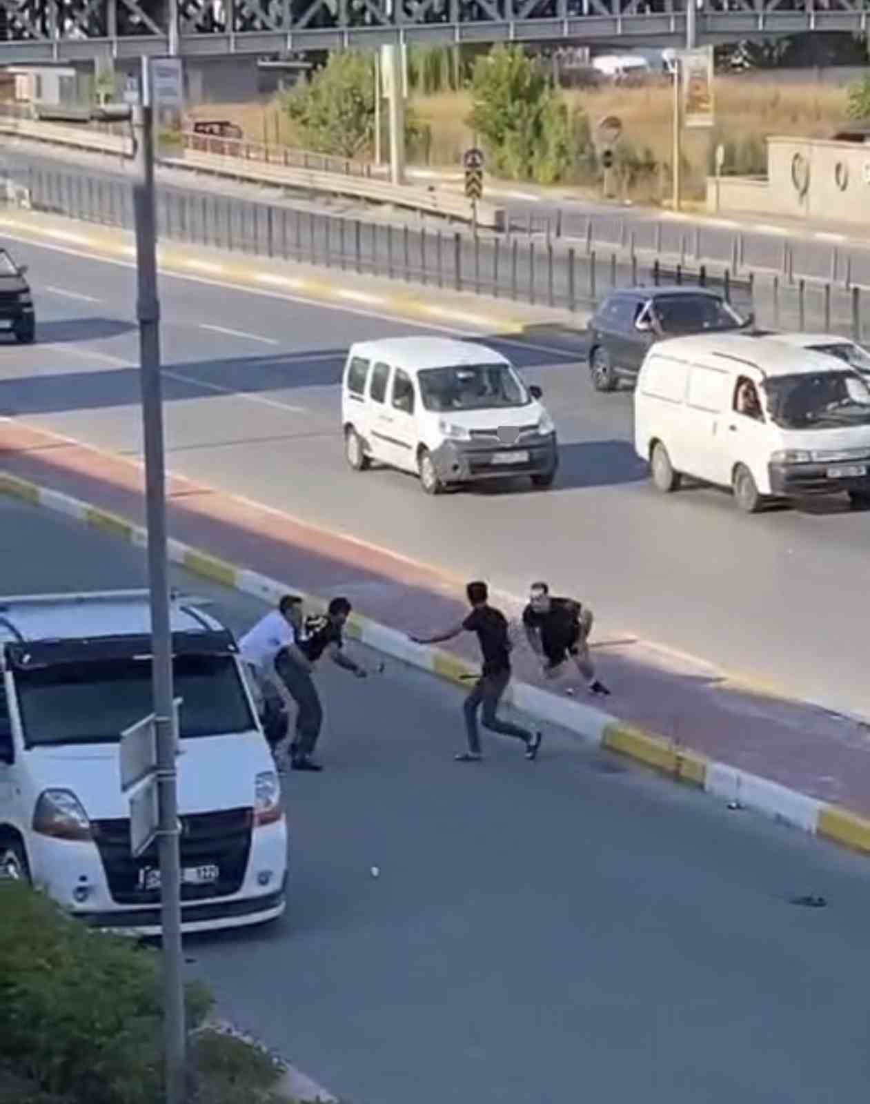 Cadde ortasında çekiç ve sopalı kavga kamerada 