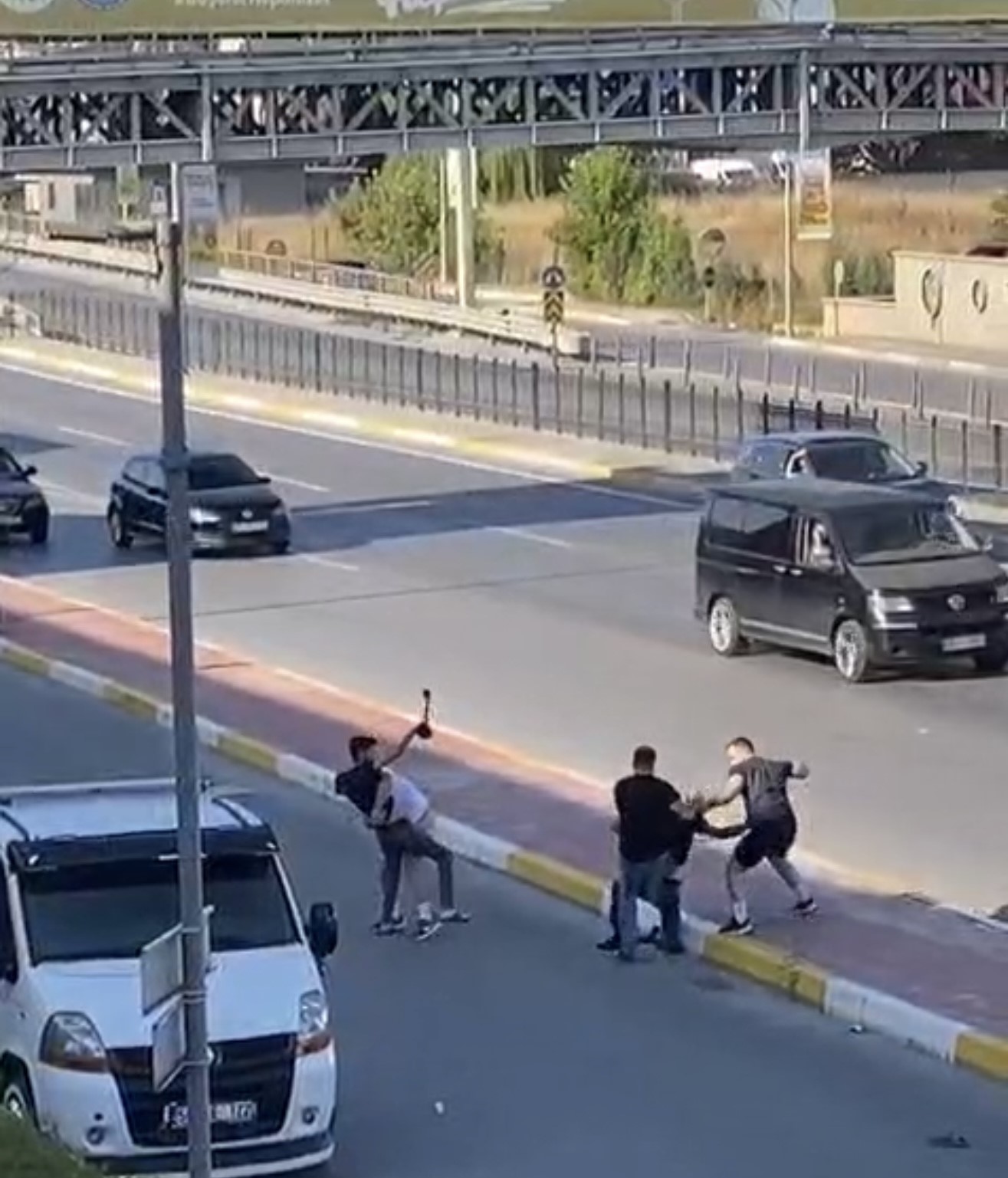 Cadde ortasında çekiç ve sopalı kavga kamerada 