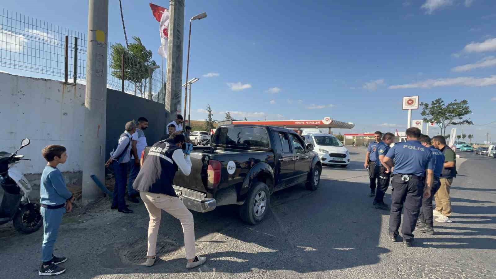 Seyir halindeki arabayı kurşun yağmuruna tuttular 