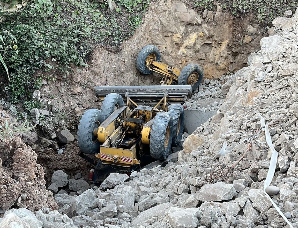 Ordu’da freni patlayan iş makinası uçuruma yuvalandı: O anlar kamerada 