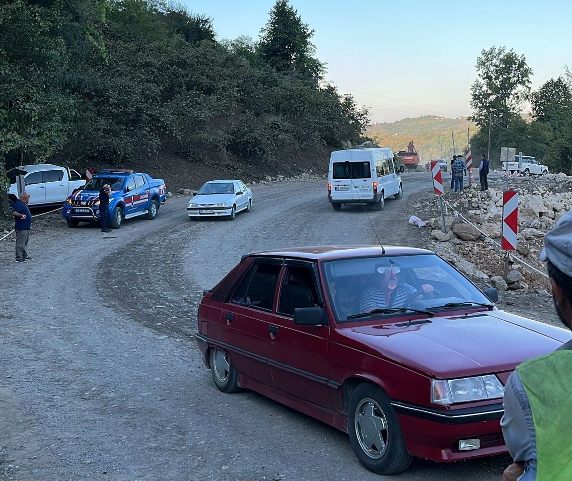 Ordu’da freni patlayan iş makinası uçuruma yuvalandı: O anlar kamerada 