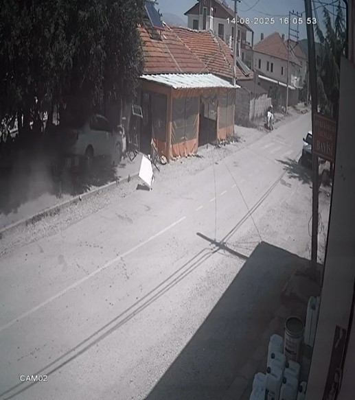 Isparta’da otomobil kıraathaneye daldı: 1 ölü, 1 yaralı