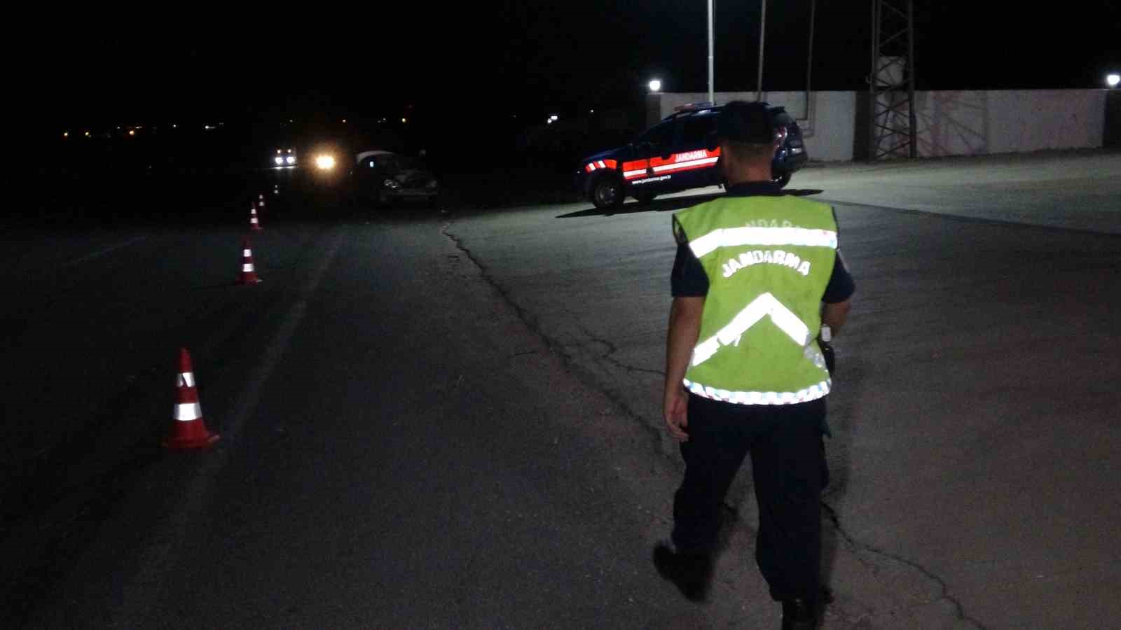 Yolun karşısına geçmek isteyen adama otomobil çarptı... Feci kaza kamerada 