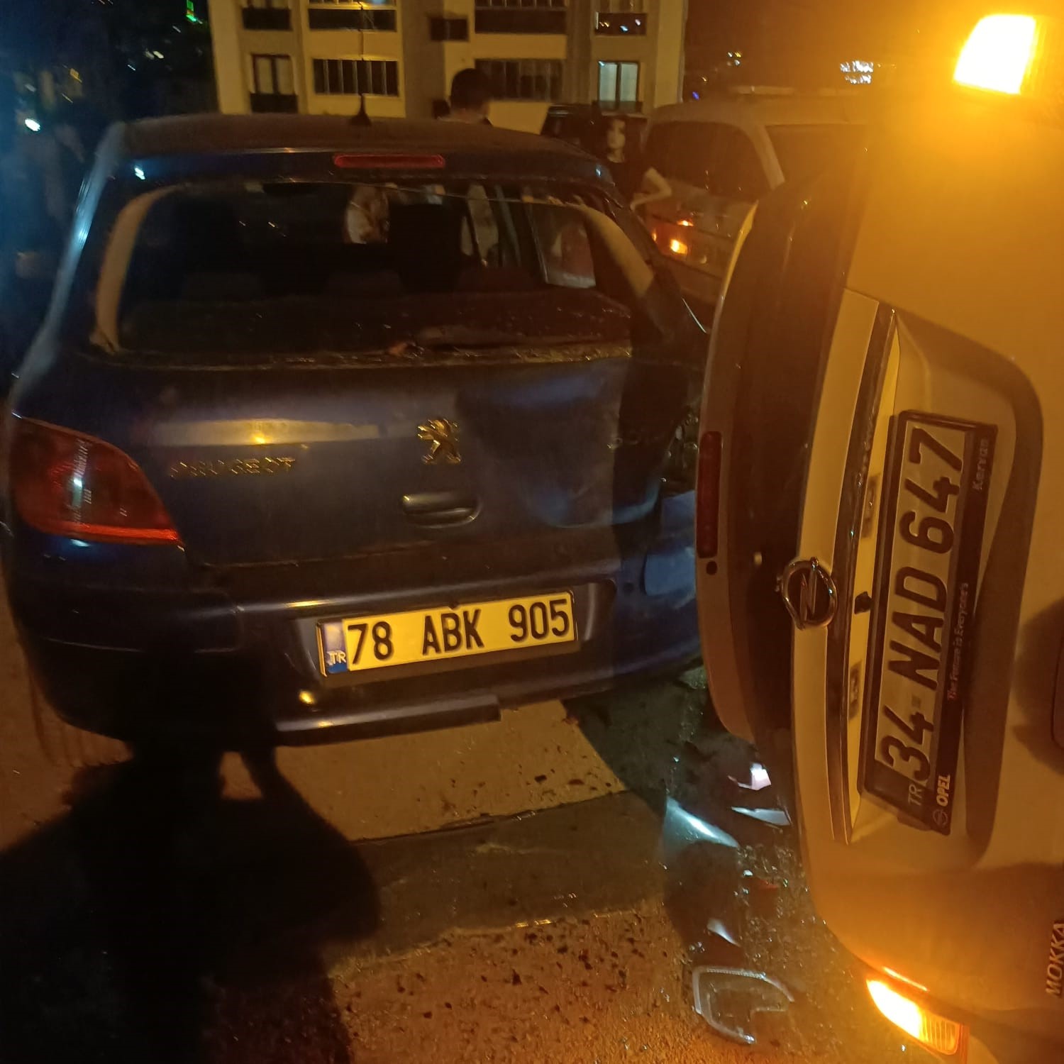 Zincirleme kazada yan yatan otomobilin altında kalmaktan son anda kurtuldu 