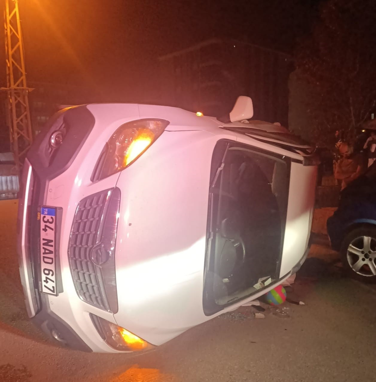 Zincirleme kazada yan yatan otomobilin altında kalmaktan son anda kurtuldu 