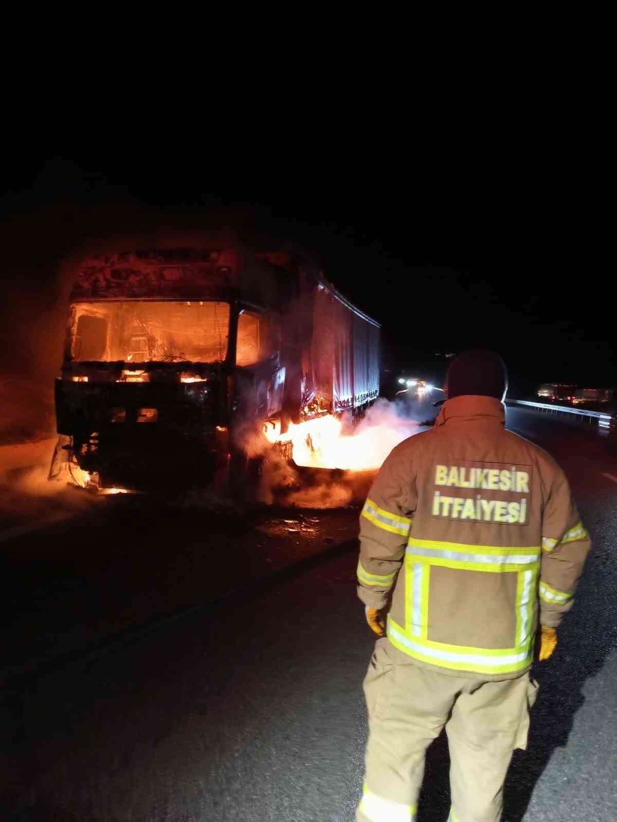 Balıkesir’ de otoyolda yanan tır ot yangına sebep oldu 