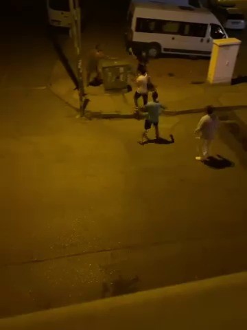Kavga ettiği kişiye kaldırım taşıyla saldırdı 