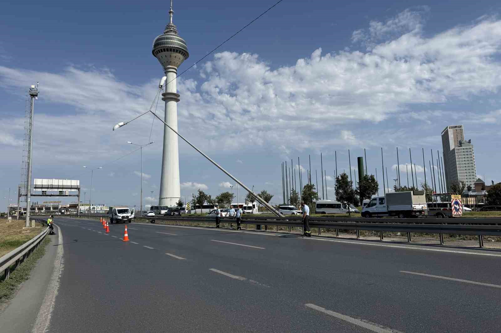 Büyükçekmece’de şiddetli rüzgardan aydınlatma direği yan yattı, E-5 trafiğe kapatıldı 
