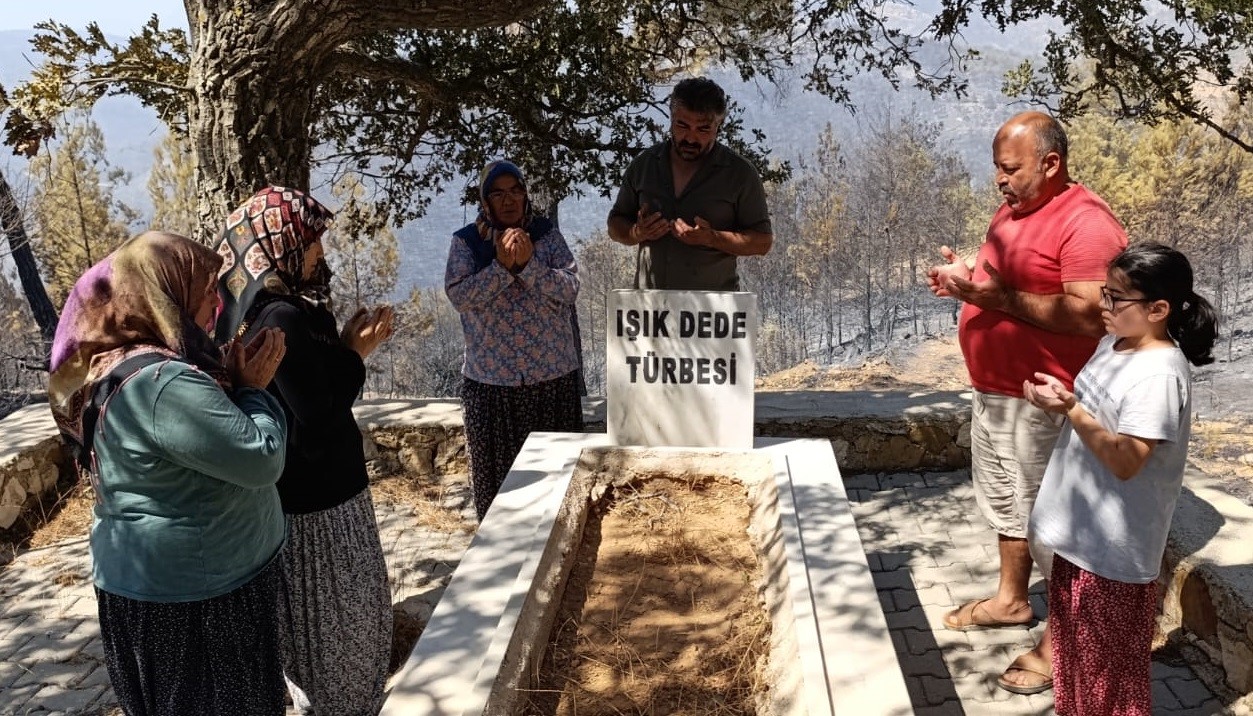 Orman yangınında mezarlık yandı, alevler Işık Dede’nin kabrinde durdu