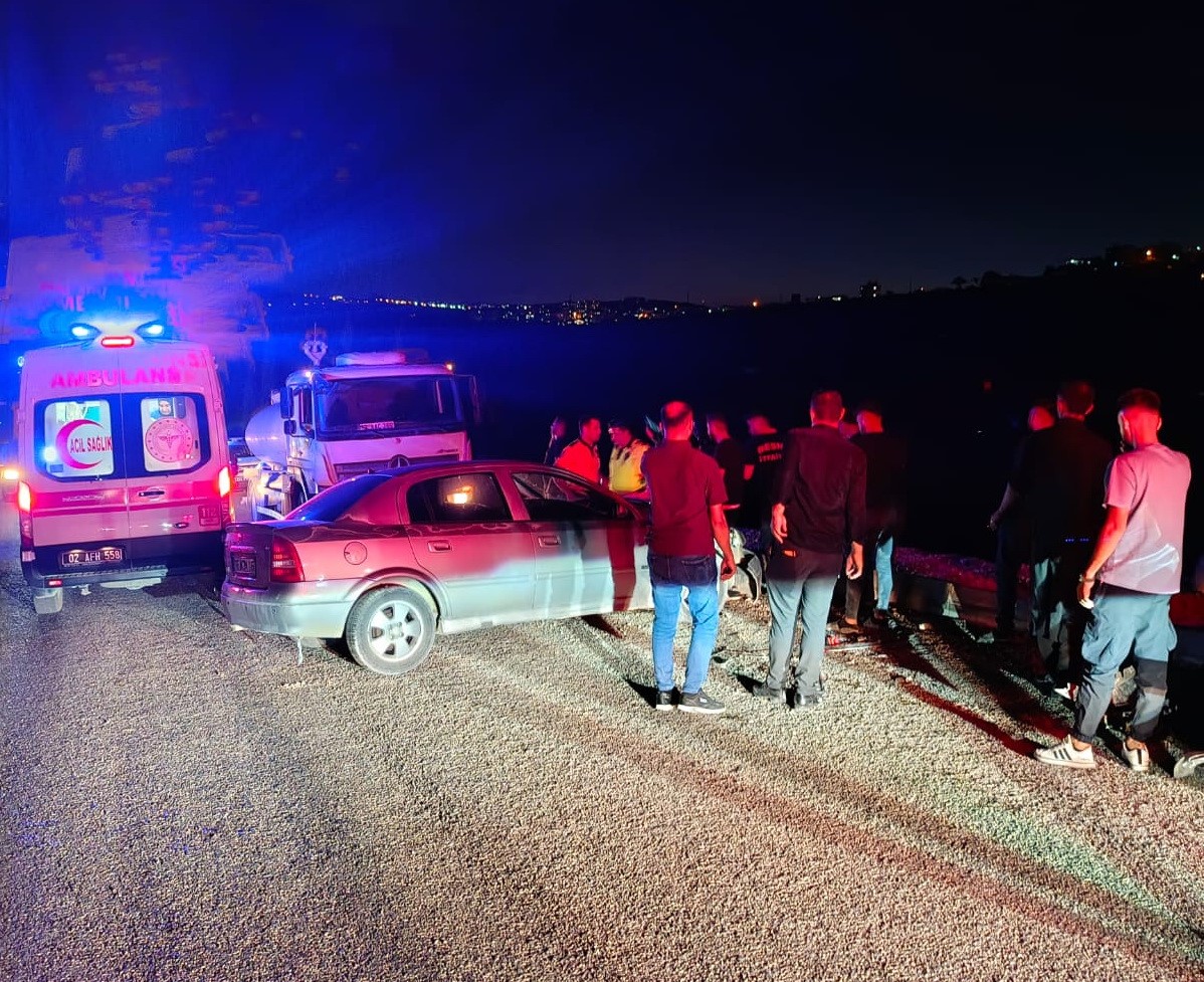 İki otomobil kafa kafaya çarpıştı: 2 yaralı 