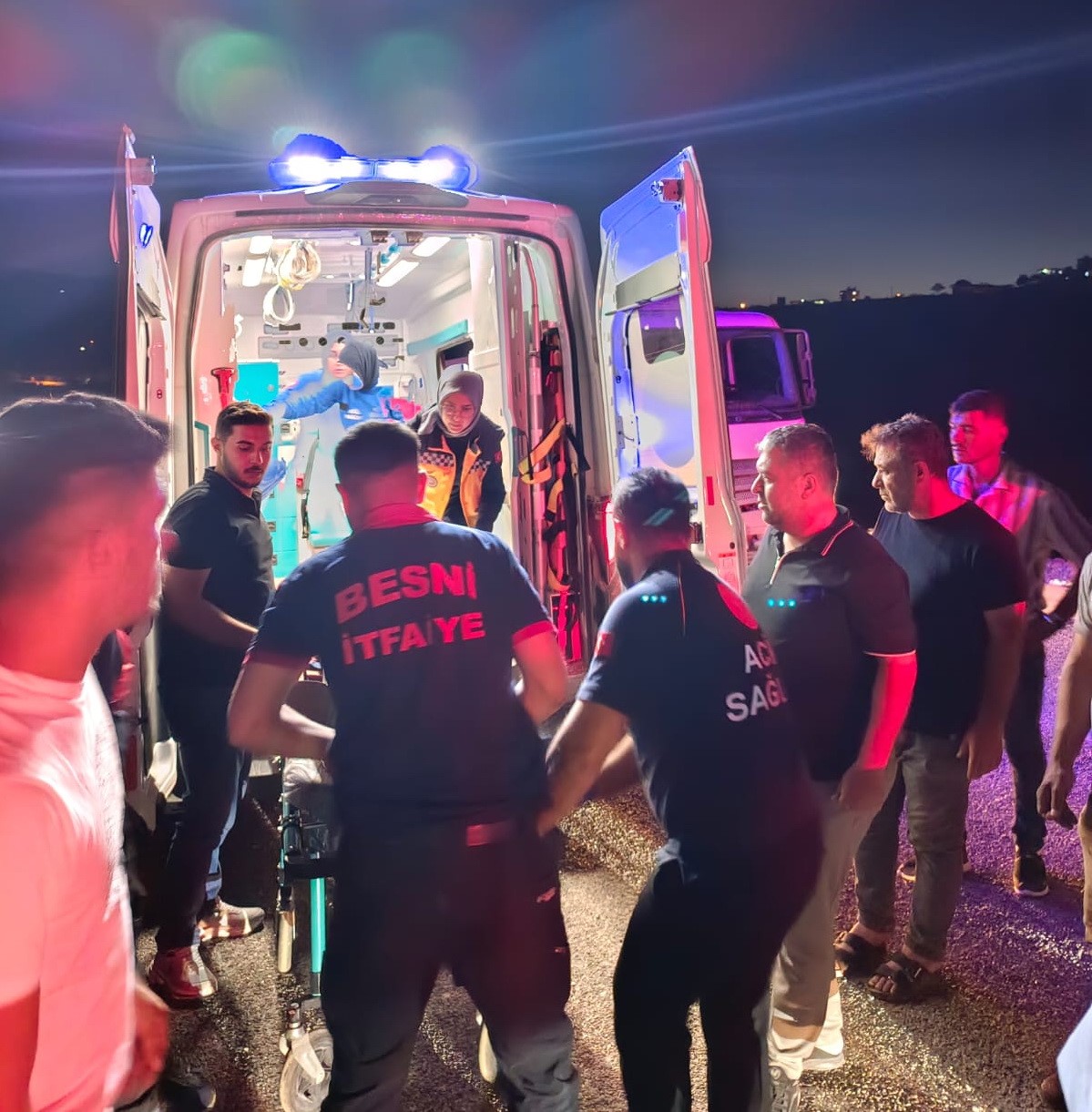 İki otomobil kafa kafaya çarpıştı: 2 yaralı 
